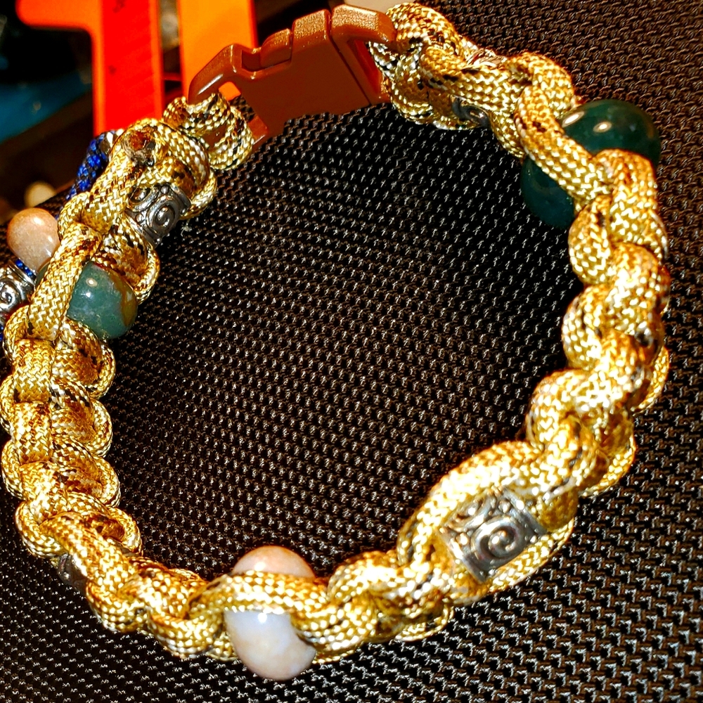Paracord bracelet and keychains